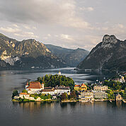 Das Traunsee mit Restaurant Bootshaus (c) Christof Wagner