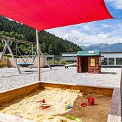 © Landhotel Tirolerhof/ Thomas Trinkl - Hotelansicht mit eigenem Kinderspielplatz 